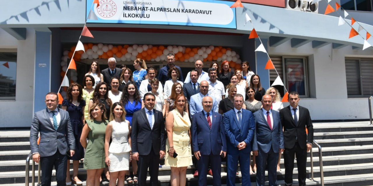 İzmir’de öğrenciler karnelerini aldı