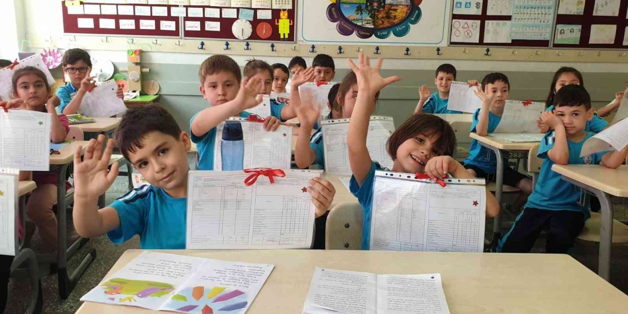 Öğrenciler karne heyecanı yaşadı