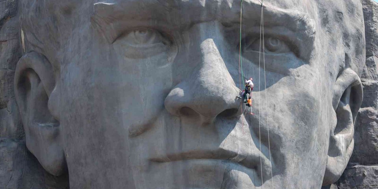 İzmir’in sembollerinden dev Atatürk maskı bakımda