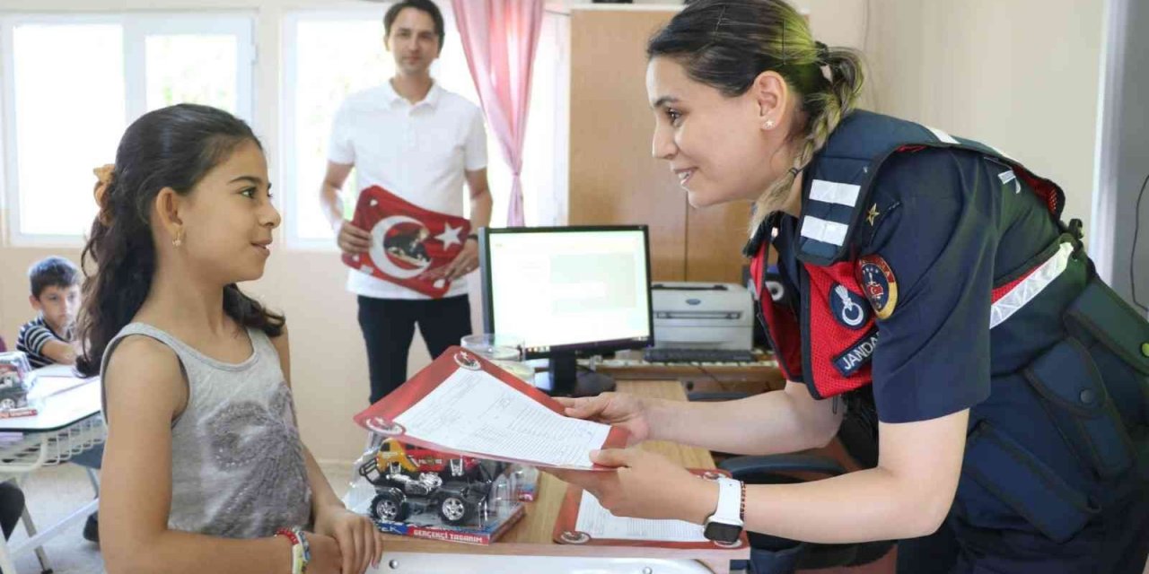 İzmir’de jandarma ekipleri öğrencilerin karne sevincine ortak oldu