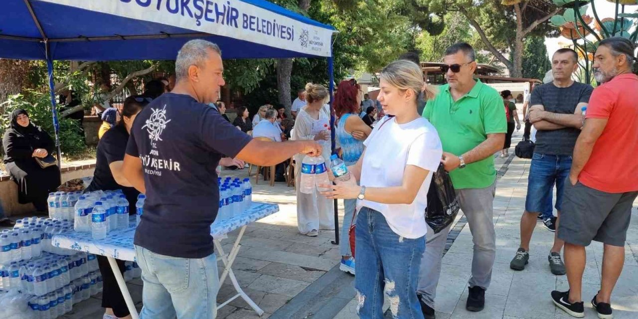 Aydın Büyükşehir Belediyesi TYT sınavına katılan öğrencilerin yanında oldu