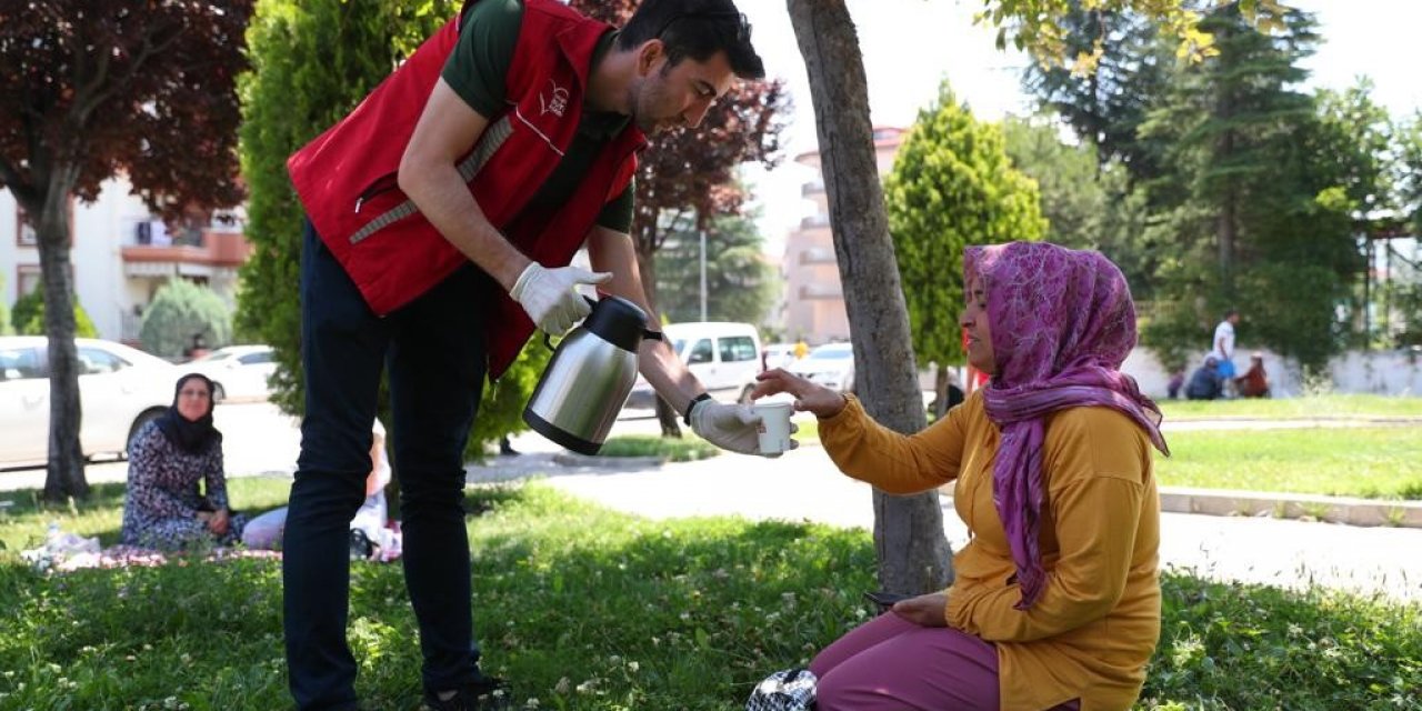 YKS’ye giren öğrencilere ve ailelerine ikram