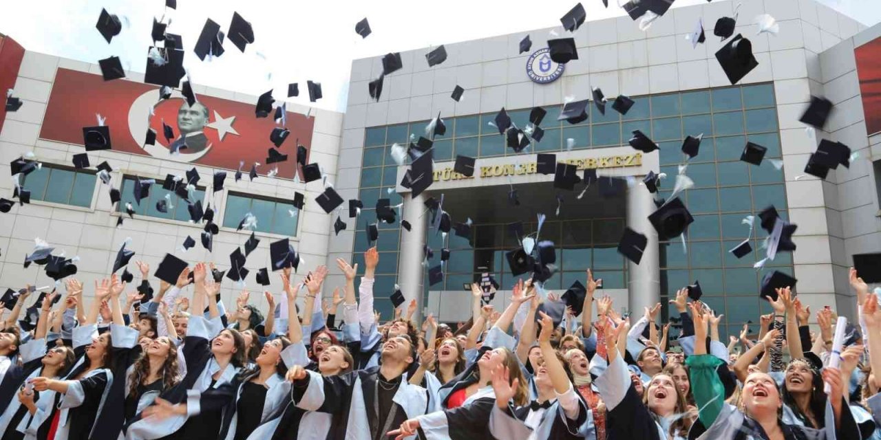 ADÜ Fen Edebiyat Fakültesi mezuniyet töreni gerçekleştirildi