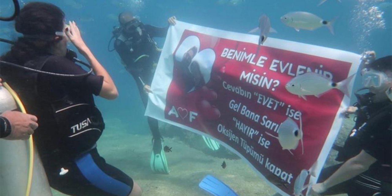 Deniz altında afişli evlilik teklifi