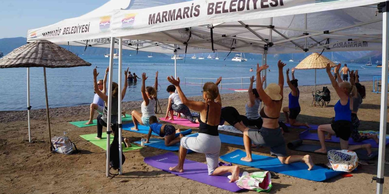 Dünya Yoga Günü halk plajında kutlandı