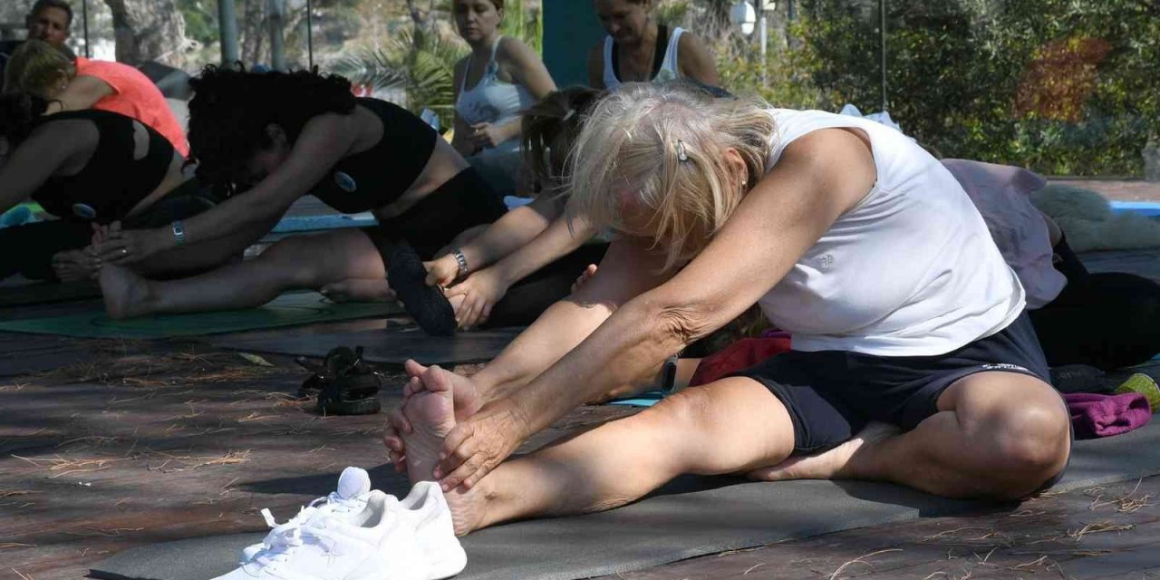 Kuşadası ’Dünya Yoga Günü’nde tüm canlılara nefes oldu