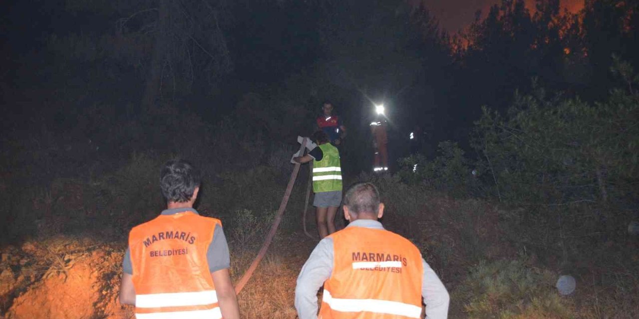 Marmaris Belediyesi yangında var gücü ile sahada