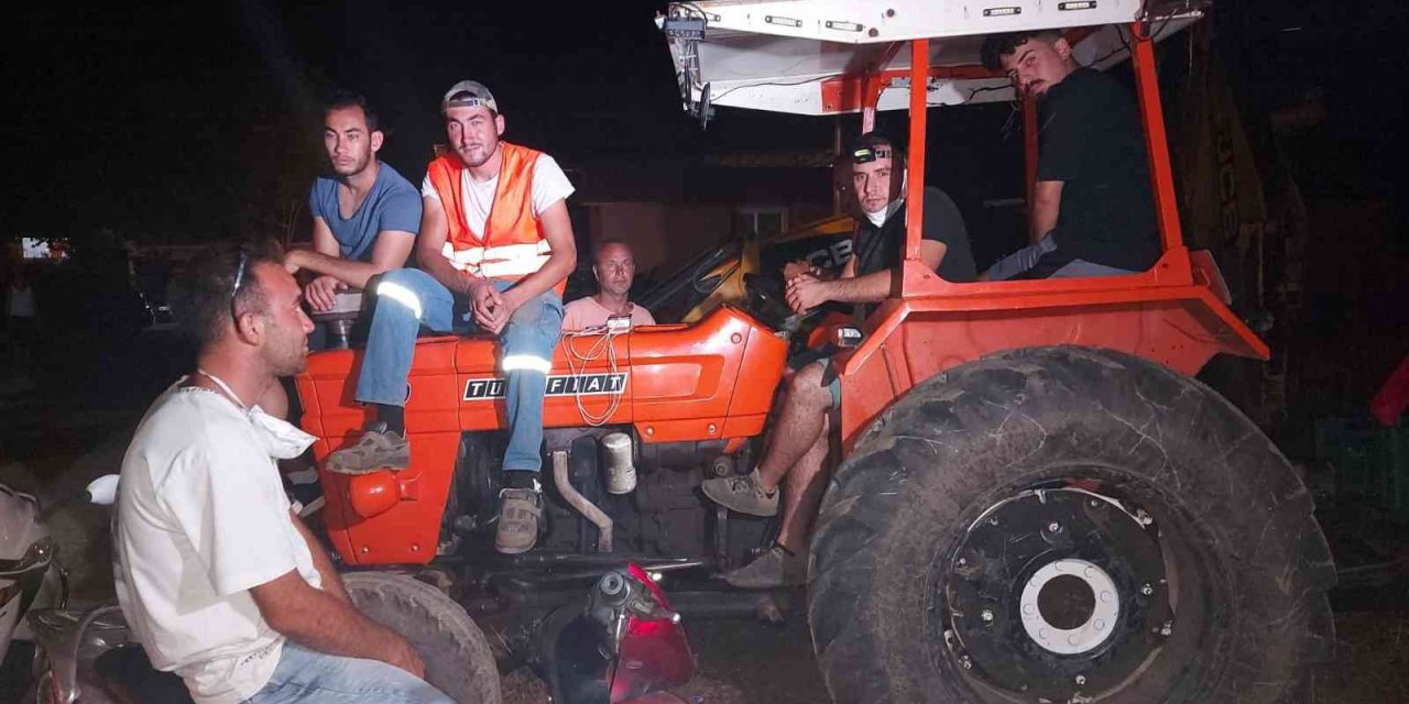 Traktör üstünde yangın nöbeti tutuyorlar