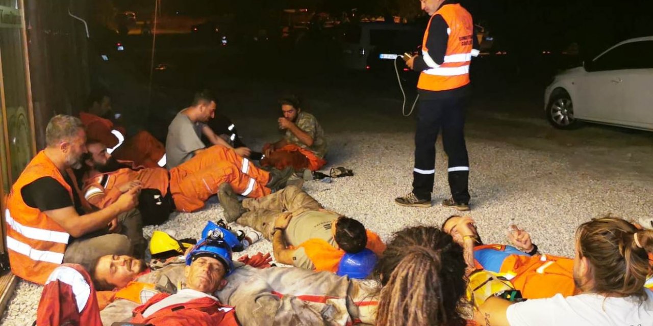Onlar yangının gönüllü kahramanları: Toprak üzerinde dinlenip söndürme çalışmalarına katılıyorlar