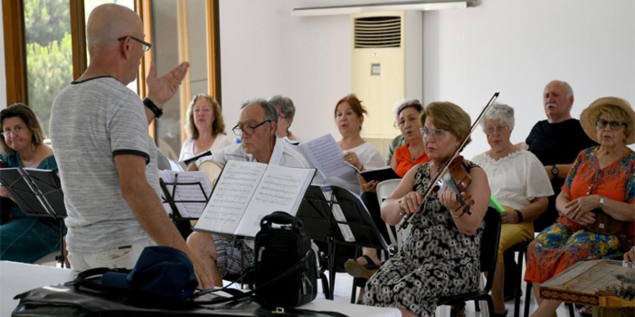 Kuşadası’nda emekli yazlıkçılar müzik aşkıyla bir araya geldi