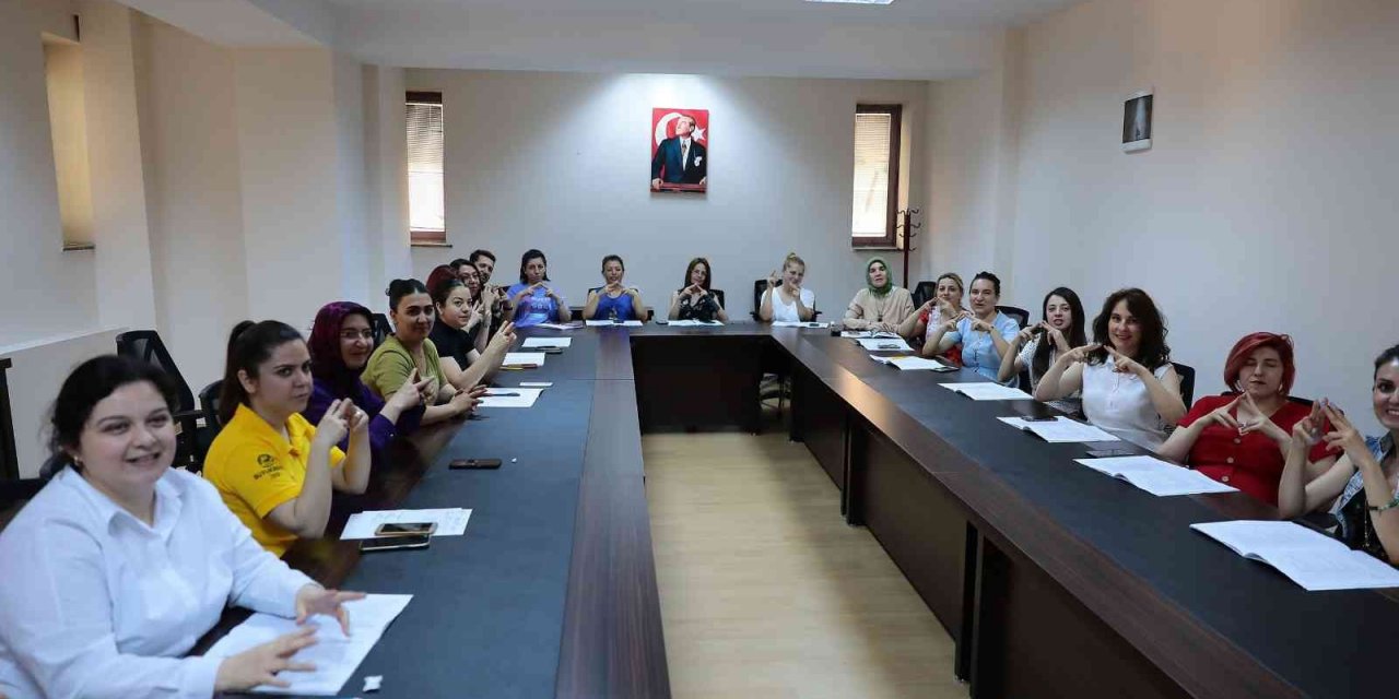 Denizli Büyükşehir personeli işaret dili öğreniyor