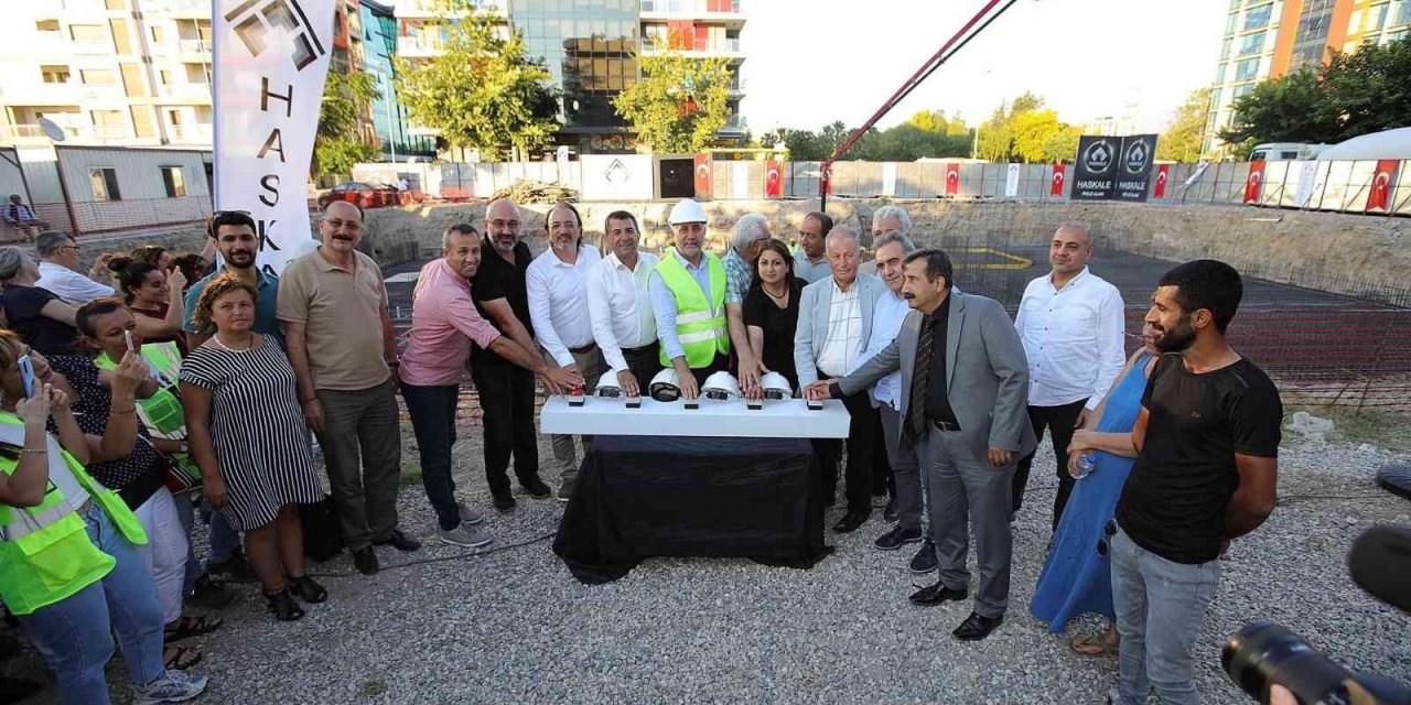 Depremde yıkılan Cumhuriyet Apartmanı’nın temeli atıldı