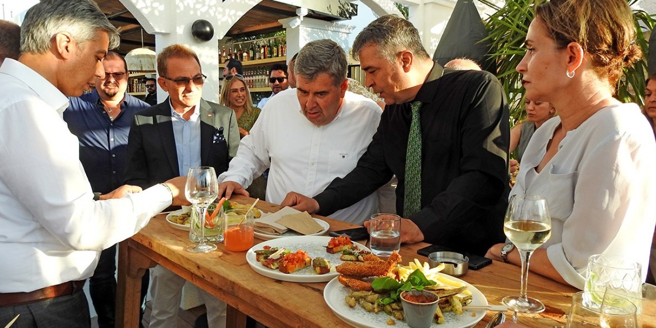 Çeşmeli turizmciler yaza merhaba kokteylinde buluştu