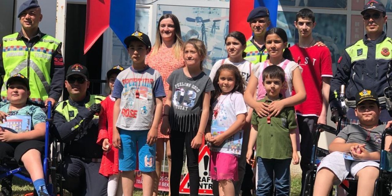İzmir’de jandarmadan özel öğrencilere trafik eğitimi