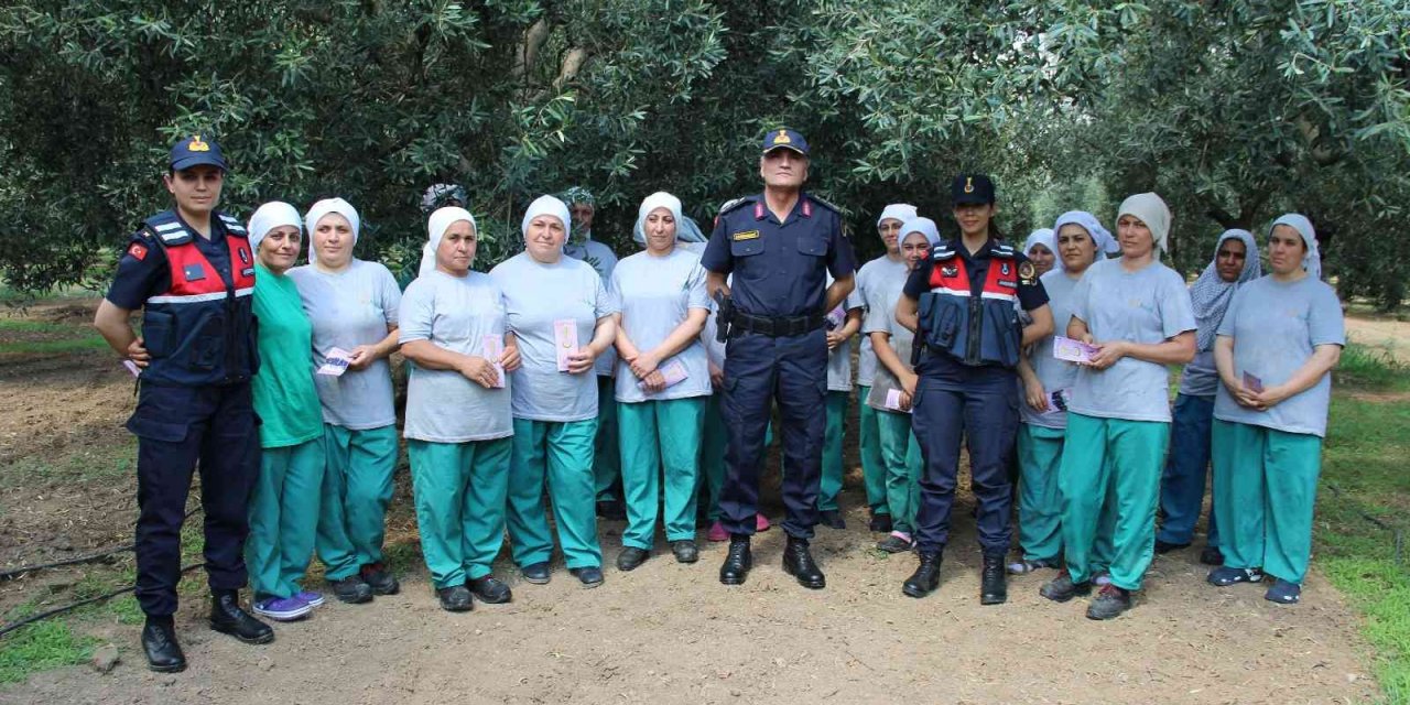 İzmir’de jandarma köşe bucak gezip KADES’i tanıtıyor