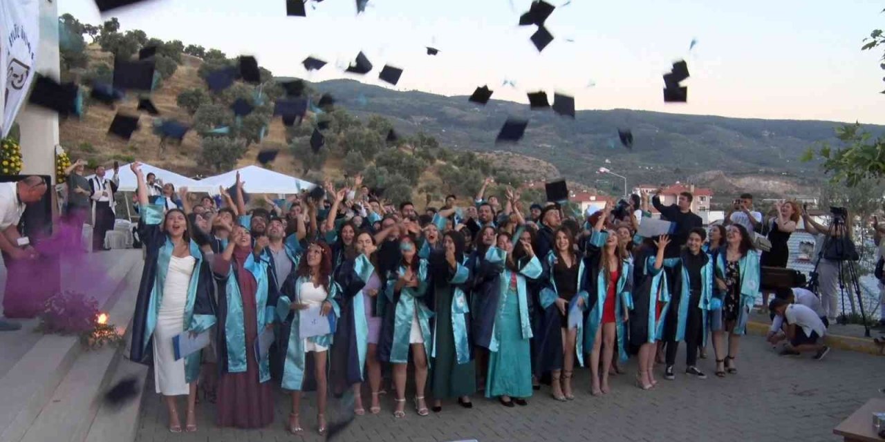 DEÜ Efes Meslek Yüksekokulunda mezuniyet heyecanı