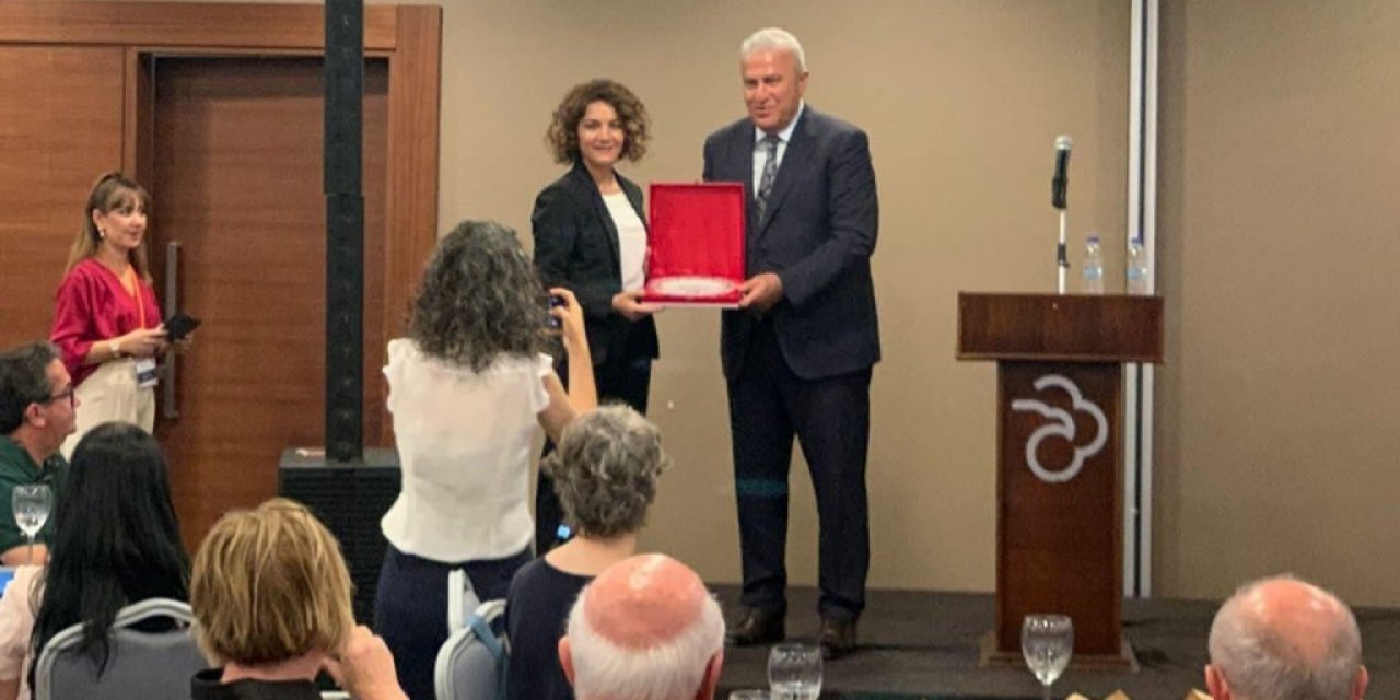 Başkan Atay’a özel ödül