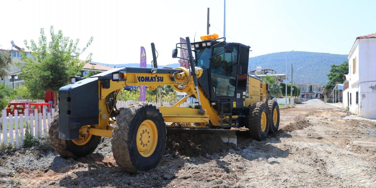 Akbük’te yol yapım ve parke taşı çalışmaları sürüyor