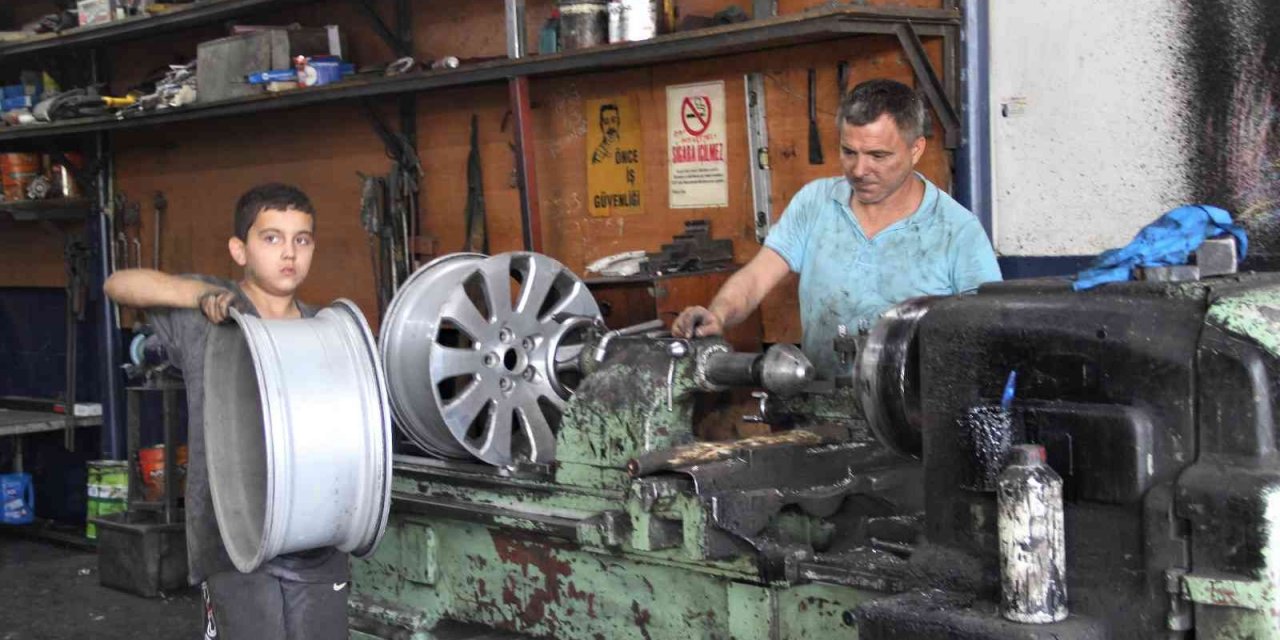 Oto sanayi esnafı hem usta hem çırak