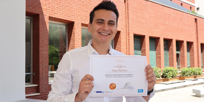 5 yılda 3 yabancı dil öğrenip çift diploma ile mezun oldu