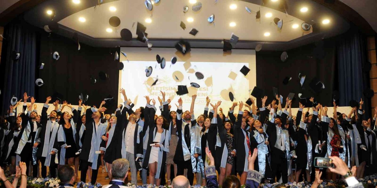 ADÜ Gazetecilik Bölümü ilk mezunlarını verdi