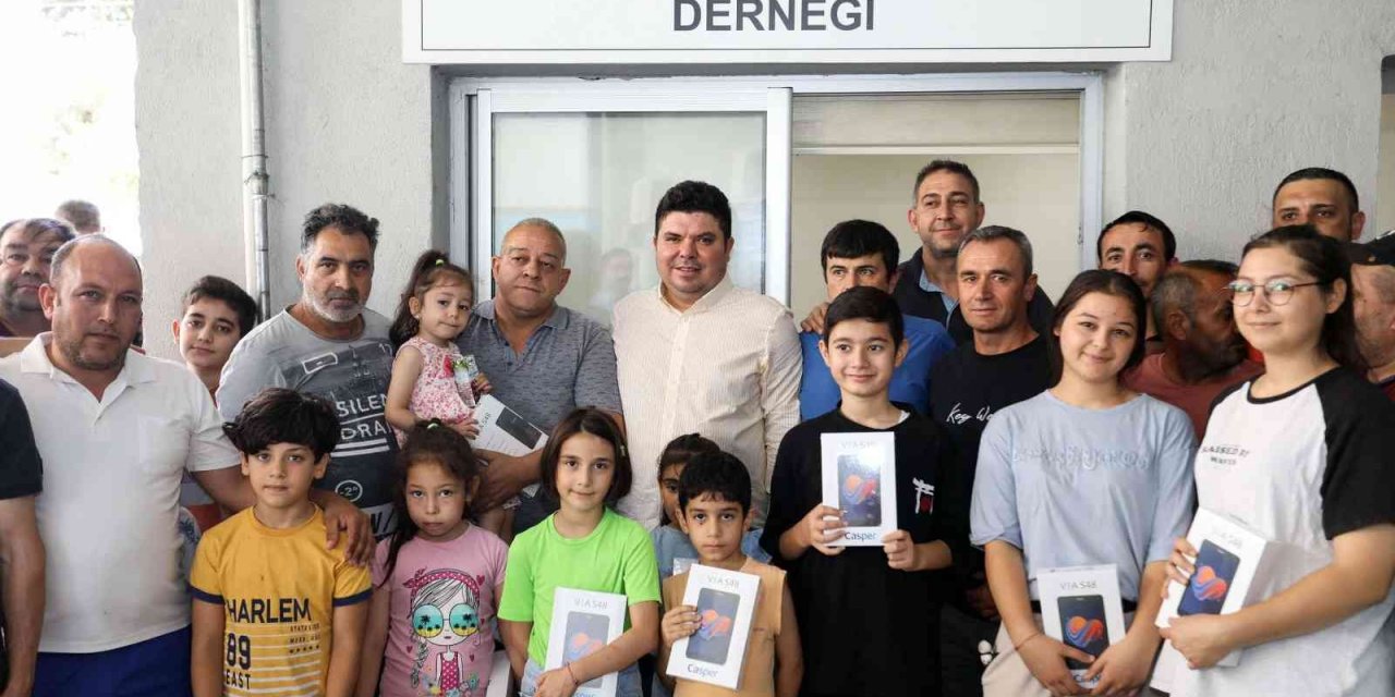 Başkan Kılıç’tan apartman görevlilerinin çocuklarına sürpriz