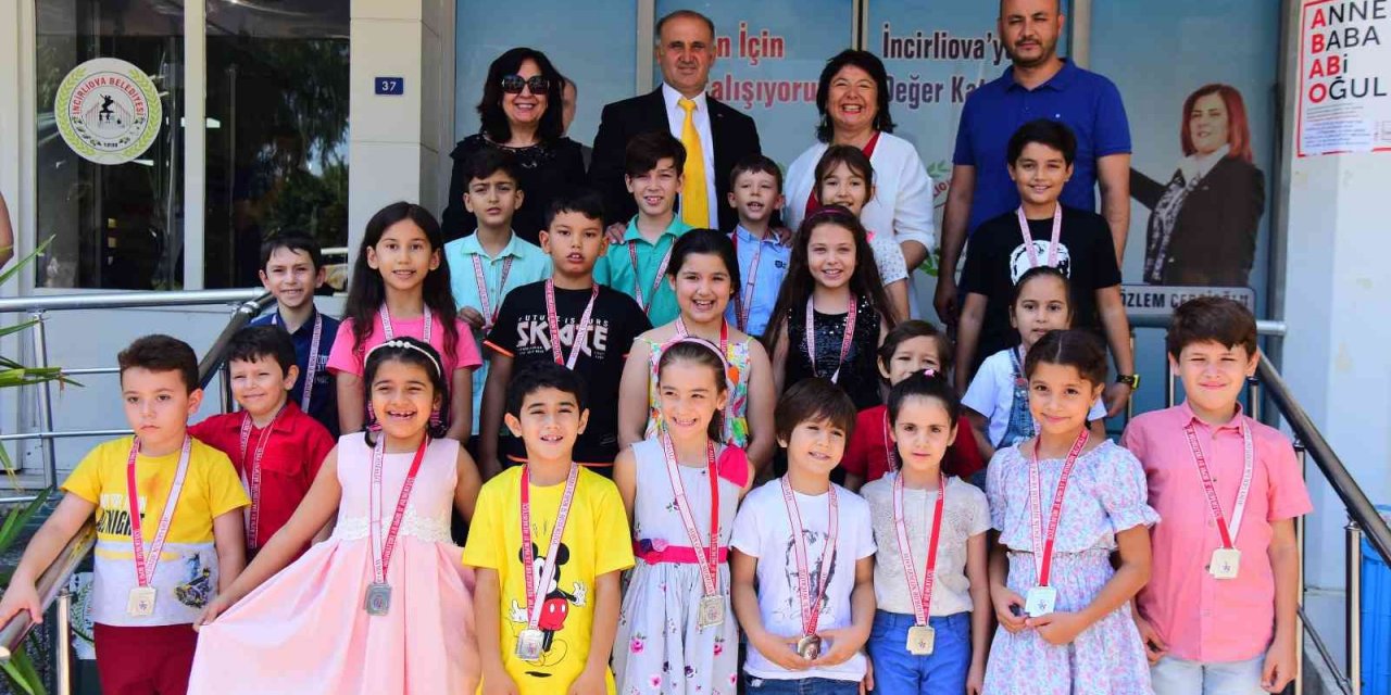 Başkan Kaya madalya verdi, öğrencileri kurslara davet etti