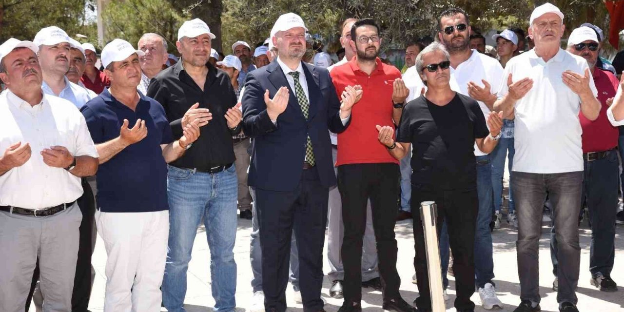 Depremde zarar gören caminin temeli dualarla atıldı