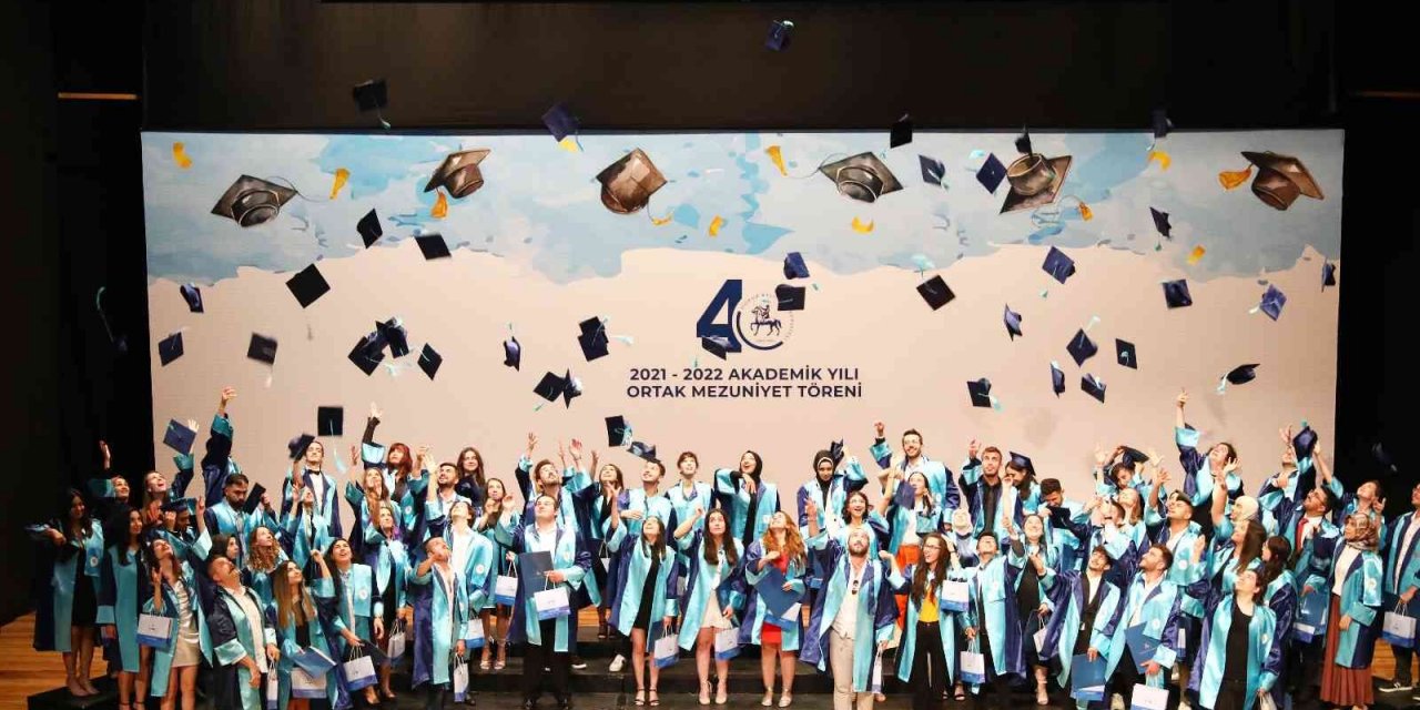 Ortak mezuniyet töreniyle kariyer yolculuklarına adım attılar