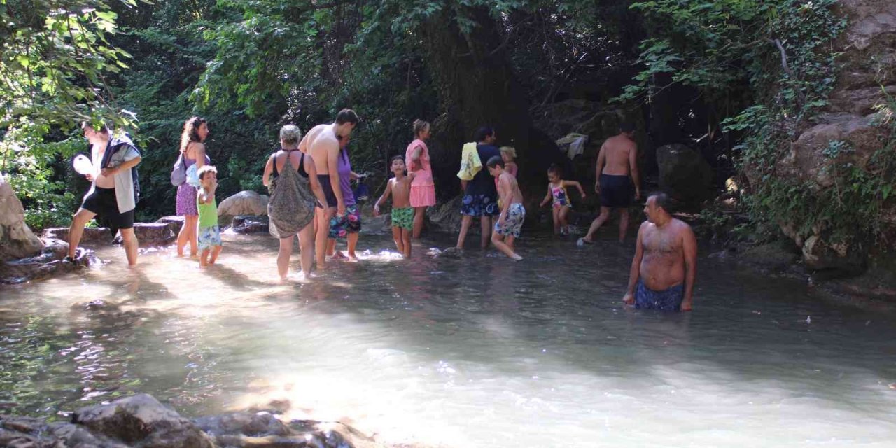 Doğanın gizli hazinesi Turgut Şelalesi ziyaretçi akınına uğruyor