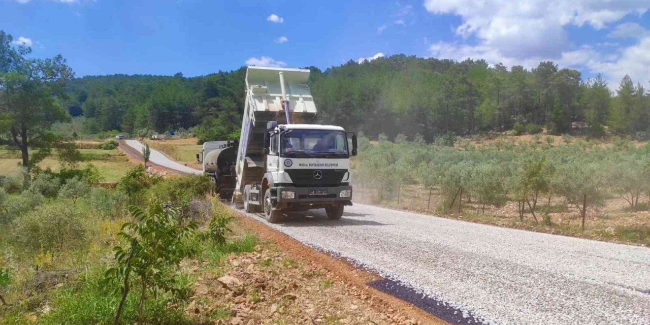 Menteşe’nin kırsal mahallelerinde yol çalışmaları sürüyor