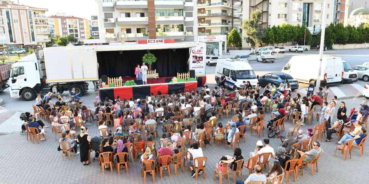 Çiğli Belediyesi tiyatro tırı mahalle turuna çıktı