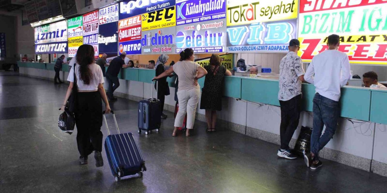 Otobüs terminalinde bayram mesaisi