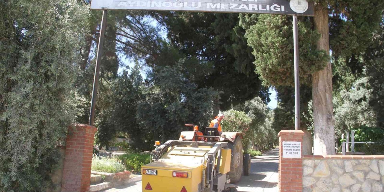 Kuyucak Belediyesi mezarlıkları bayrama hazırlıyor
