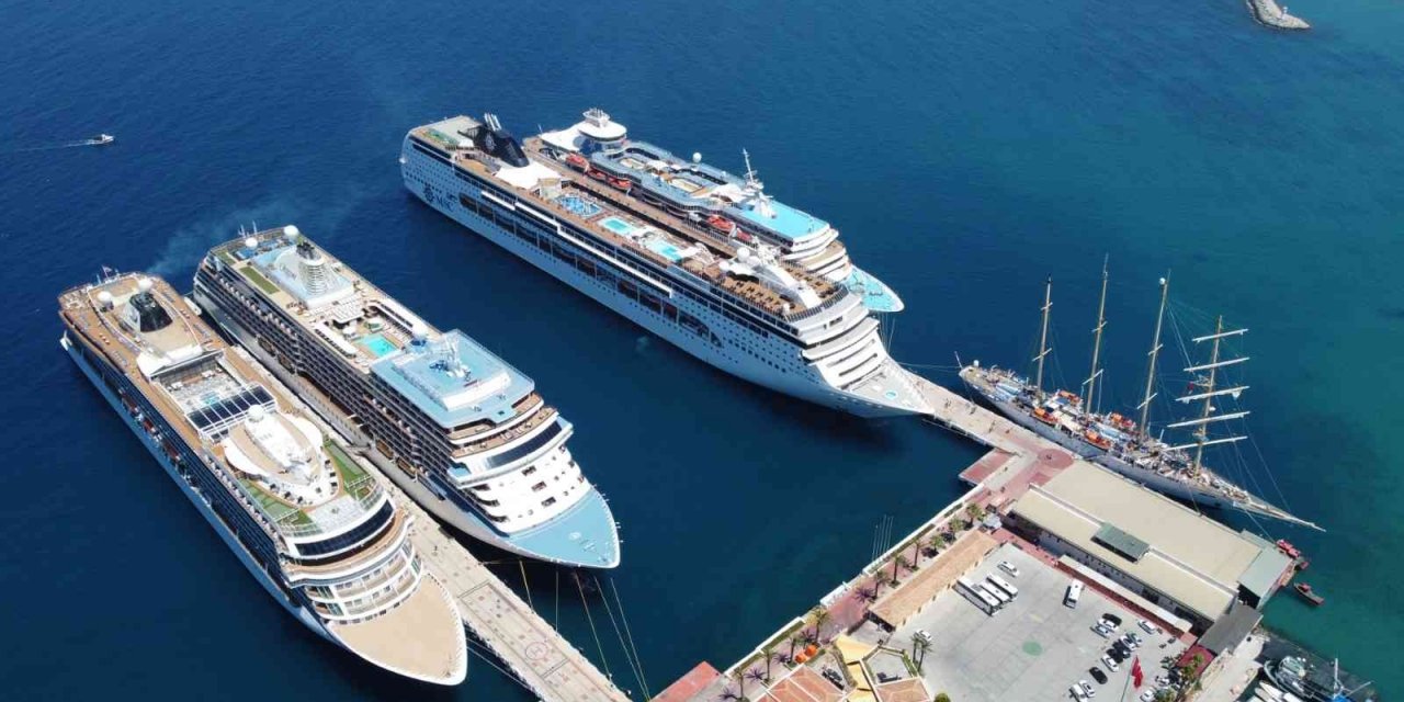 Kuşadası’na beş gemi birden yanaştı