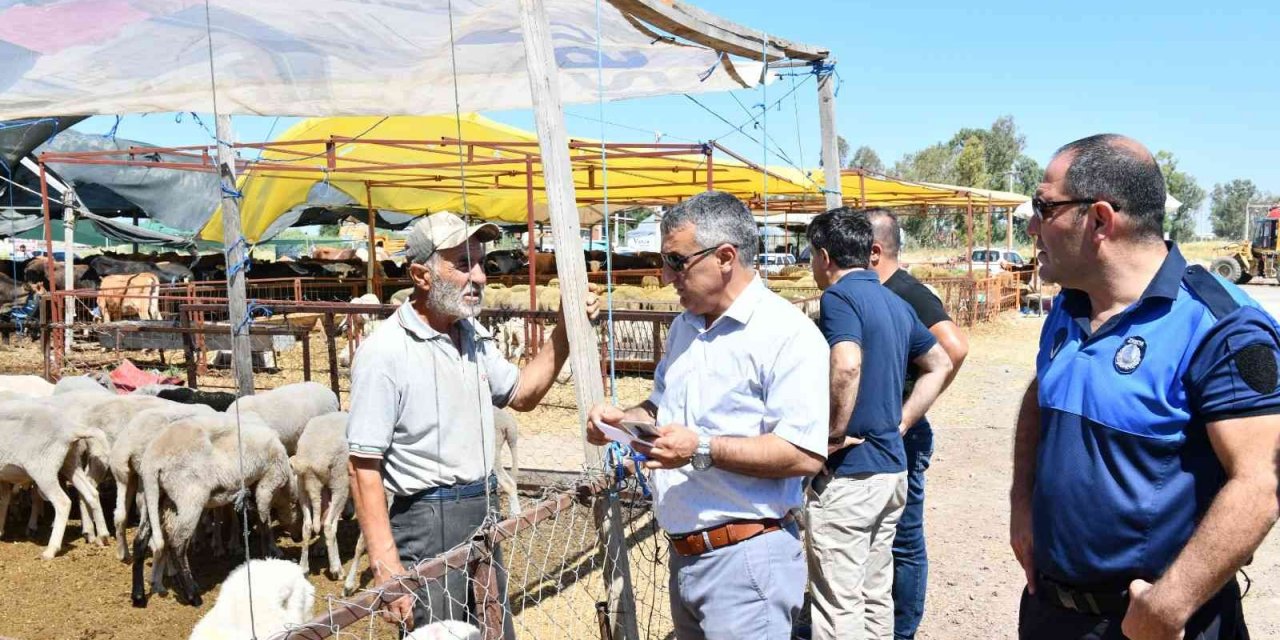 İzmir’de zabıta ekipleri kurban satış yerlerini denetledi
