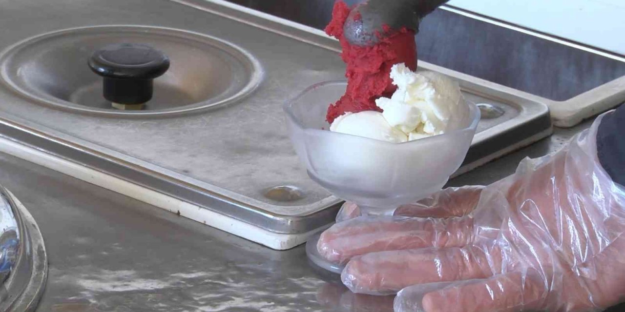 Bir top dondurmanın fiyatı çok tartışılmıştı: "Çeşme’de her keseye uygun yer var"