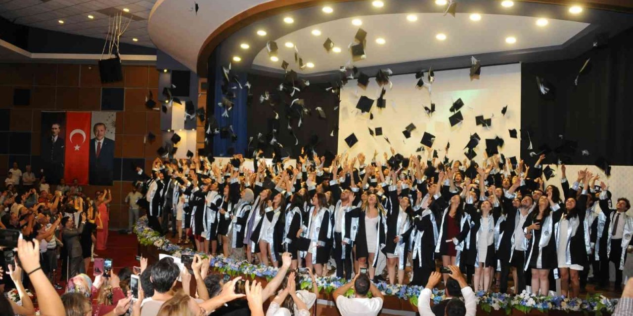 ADÜ’nün mühendisleri kep fırlattı