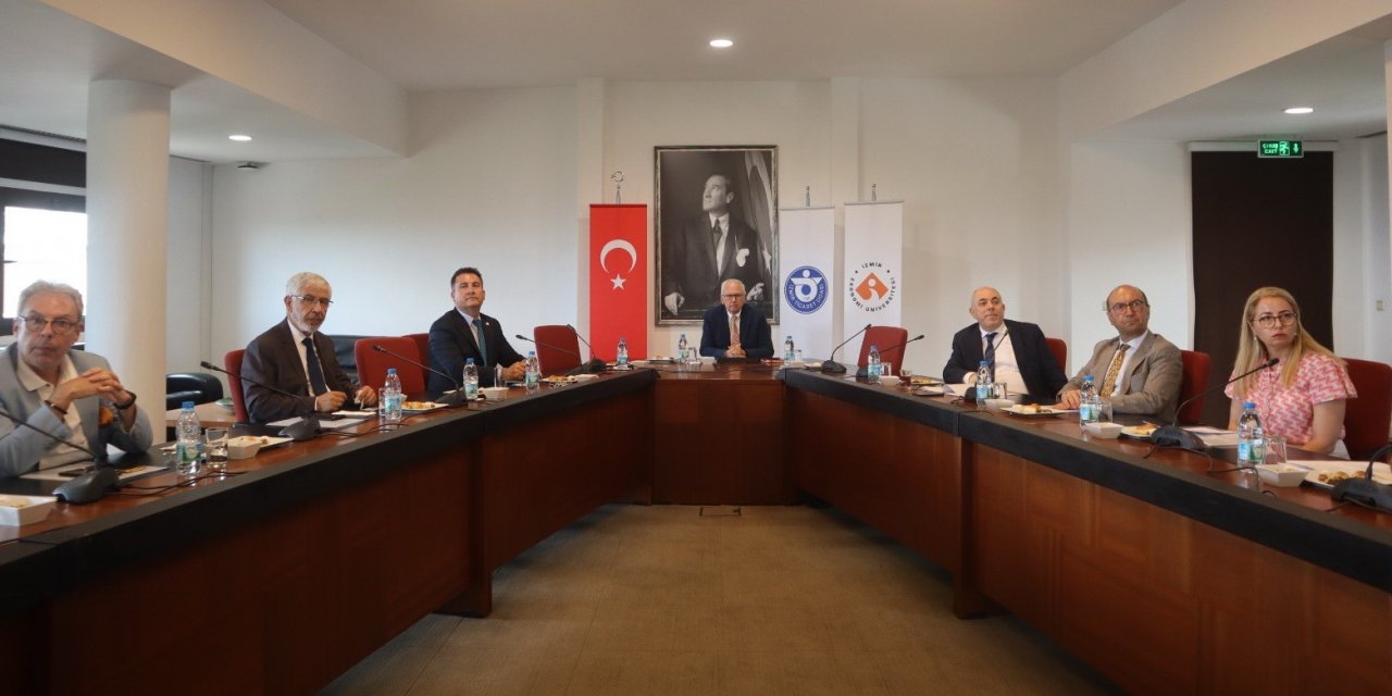 Gençlere ‘Üniversite İzmir’de Yaşanır’ çağrısı