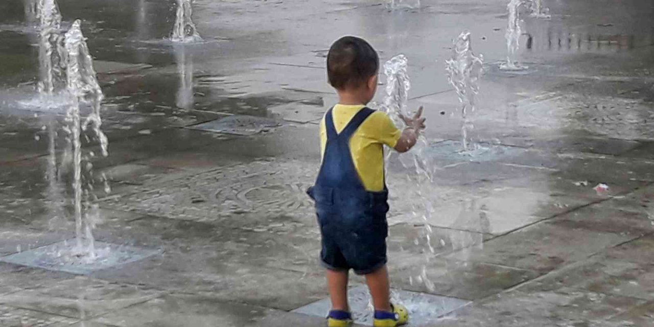 Minik çocuğun su ile imtihanı