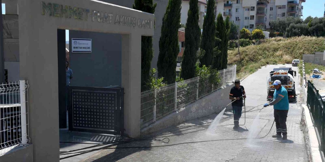 Kuşadası’nda camiler bayram namazına hazır