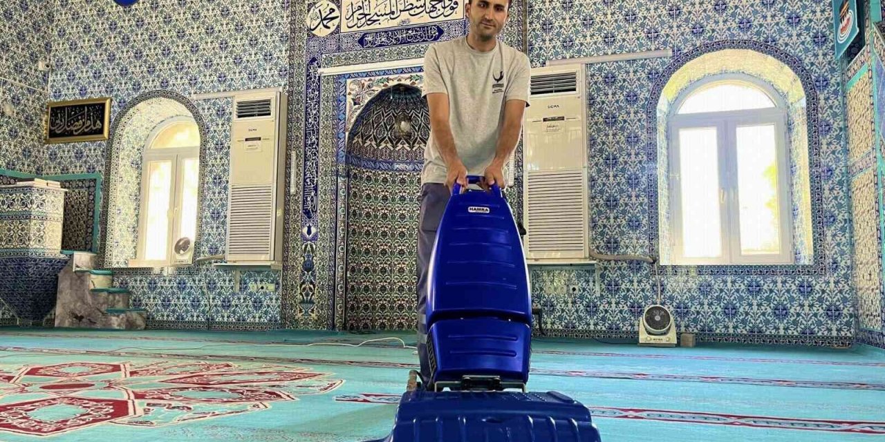 Aliağa’da cadde, sokak ve ibadethaneler bayrama hazır