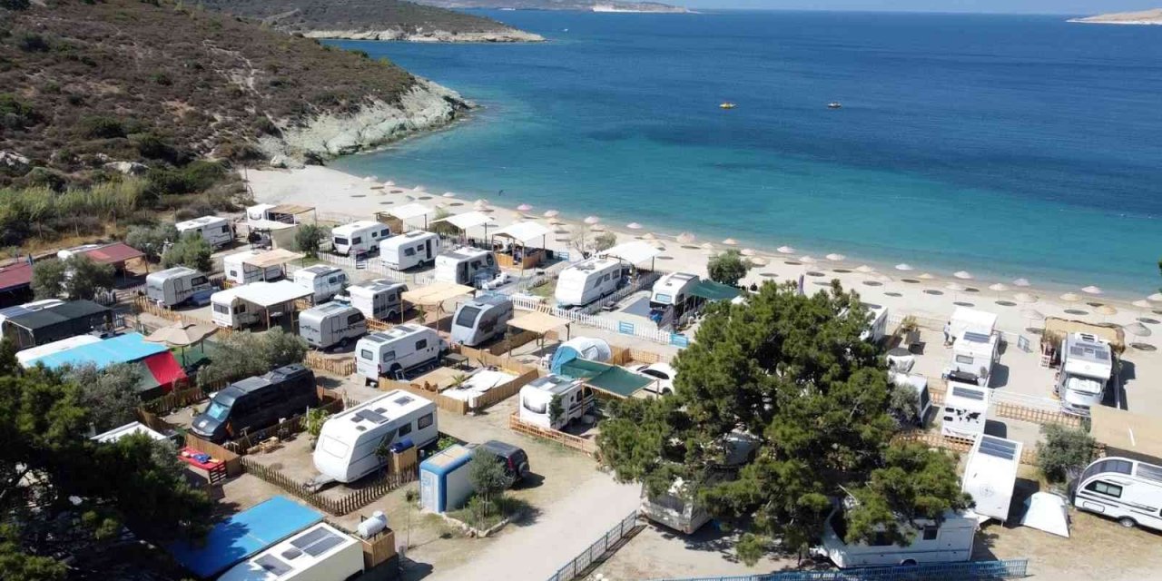 İzmir’in gözde tatil merkezlerinden Foça’da tatilci yoğunluğu