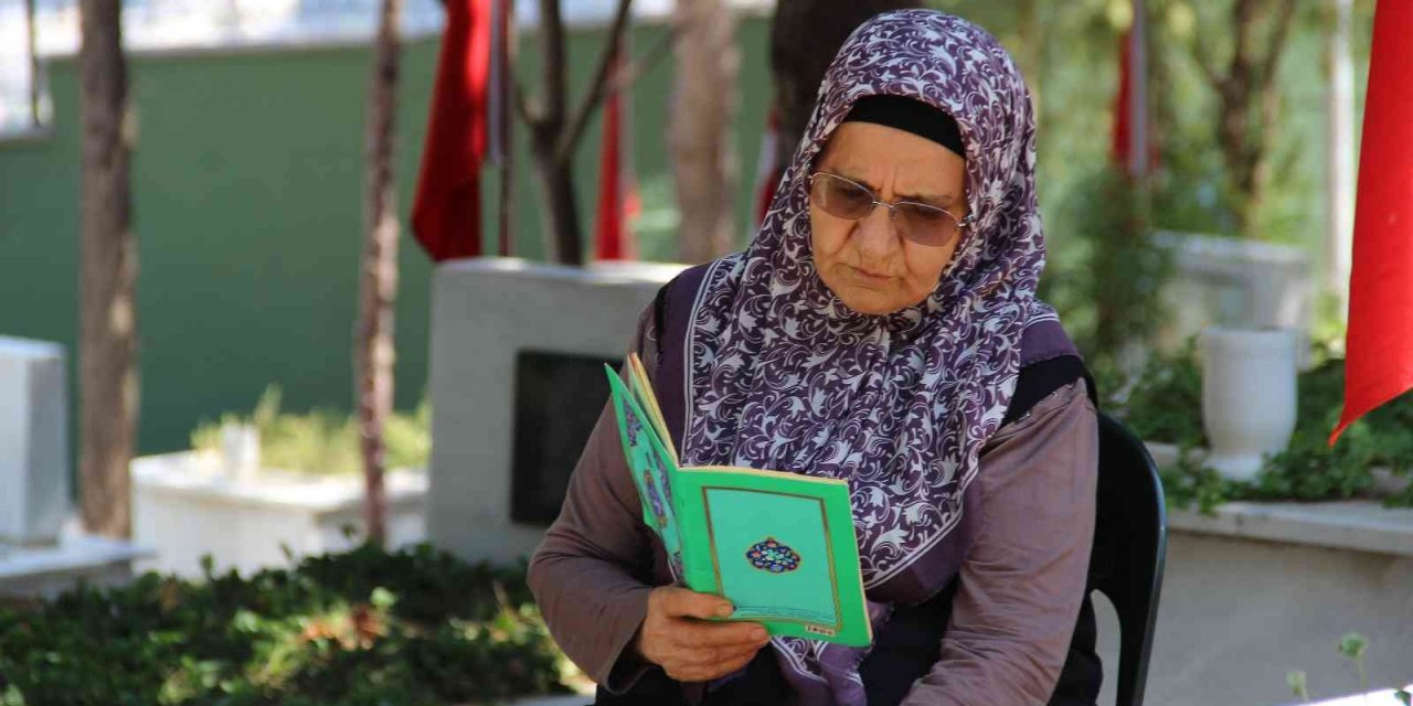 İzmir’de şehitliklerde buruk bayram arifesi