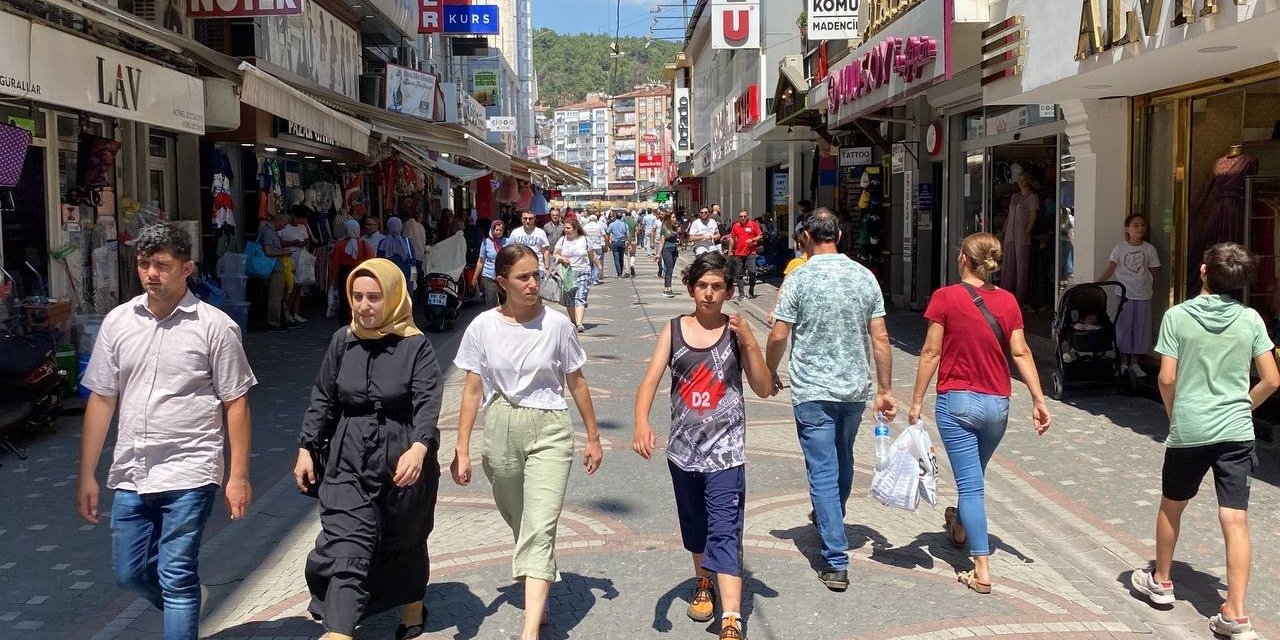 Çarşı ve sokaklarda arife yoğunluğu