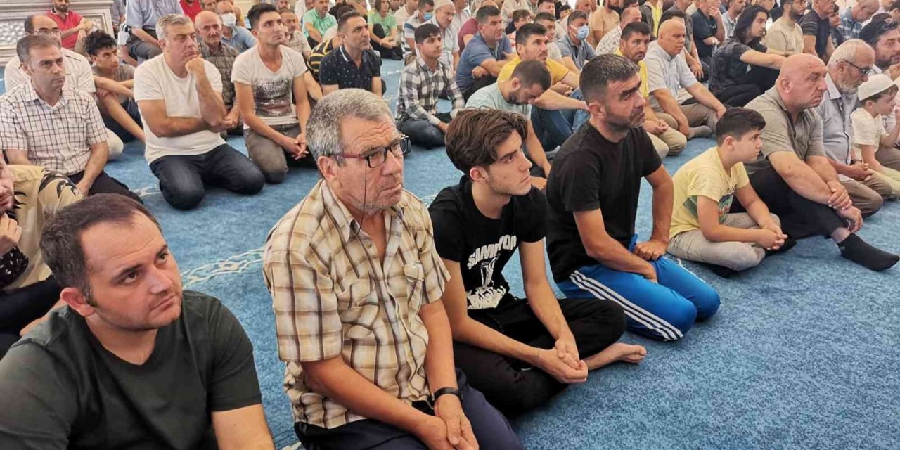İzmir’de Kurban Bayramı namazı eda edildi