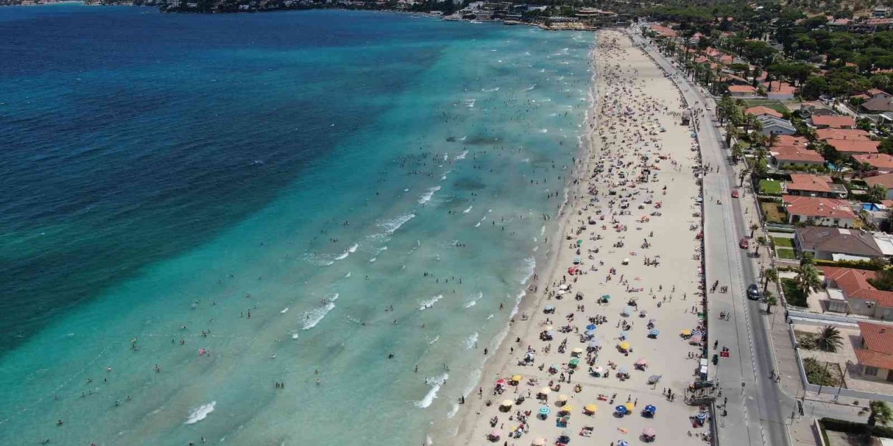 Çeşme’nin nüfusu 1 milyona dayandı, plajlar doldu taştı