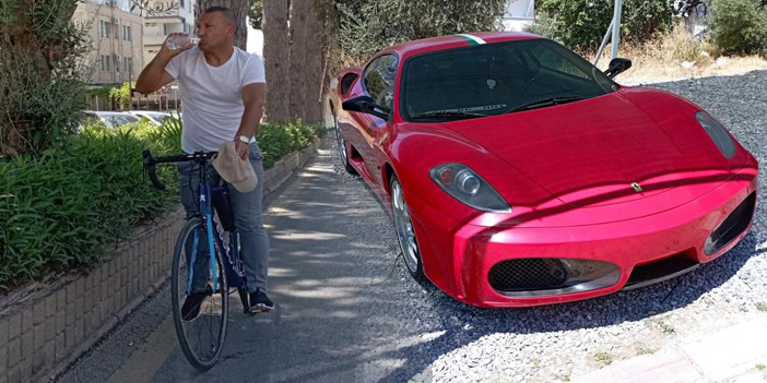 Ferrari’sini değil bisikletini tercih ediyor
