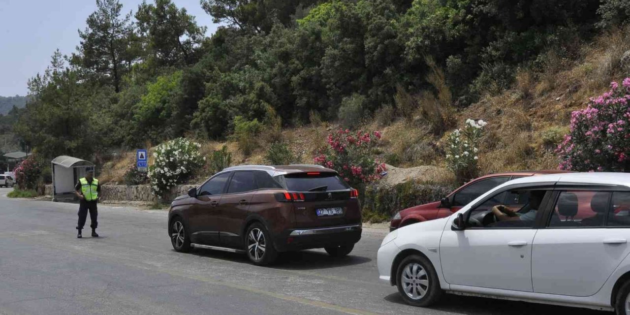 Ölüdeniz yolunda trafik tıkandı, plajlar doldu