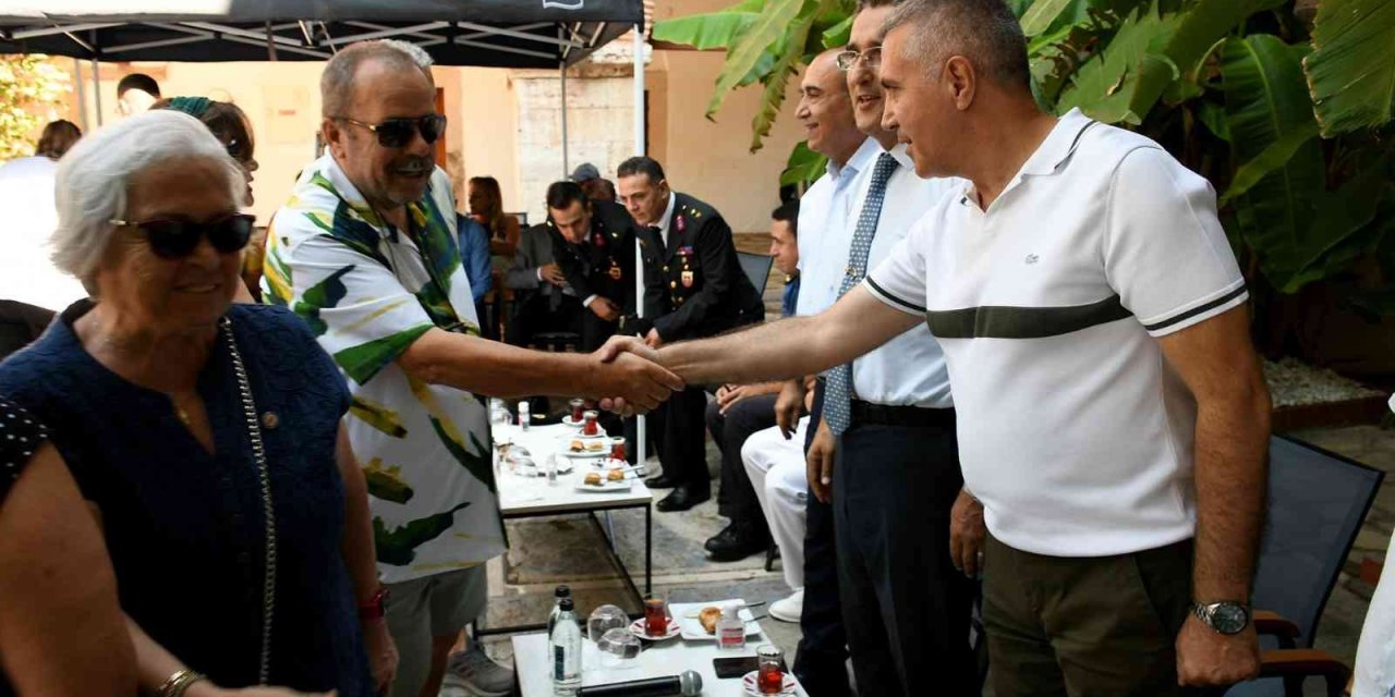 Kuşadası’nda İlçe Protokolü Vatandaşlarla Bayramlaştı